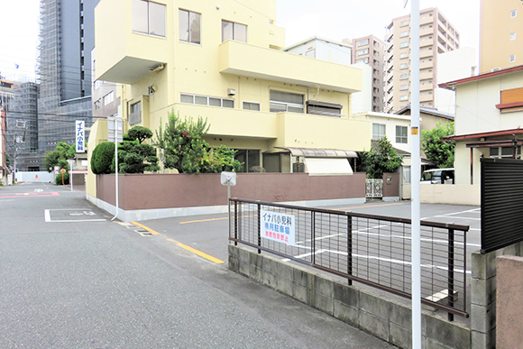 イナバ小児科　駐車場